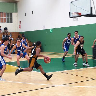 Equipo representativo de Básquetbol varonil contra Tecnológico de Monterrey campus Santa Fe 