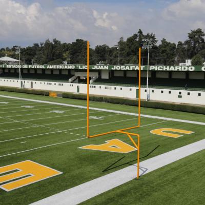 Campo para fútbol americano con pasto artificial