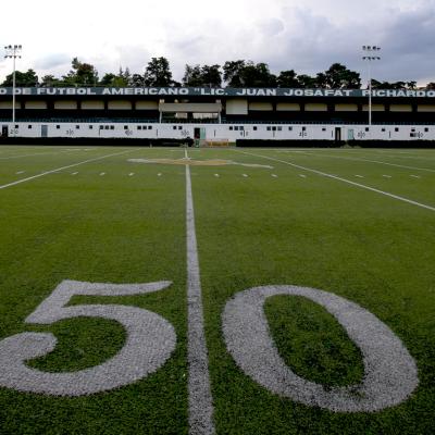 Campo para fútbol americano con pasto artificial