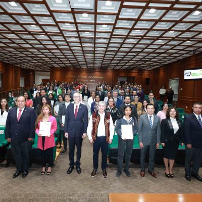 Entrega de becas, apoyos y estímulos son un reconocimiento a la dedicación del estudiantado de la UAEMéx 31/oct/23