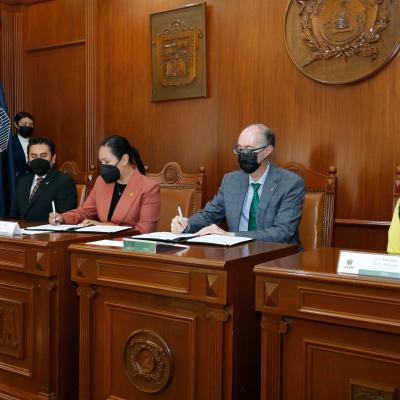  El rector de la UAEMéx, Carlos Eduardo Barrera Díaz, firmó el convenio de revisión salarial 2022, para preservar los derechos y obligaciones laborales del personal académico, bajo un esquema de cordialidad respeto y cordialidad mutua.