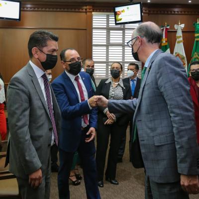 El rector de la UAEMéx, Carlos Eduardo Barrera Díaz, firmó el convenio de revisión salarial 2022 y refrendó su compromiso de respetar el derecho de las y los trabajadores a un salario digno