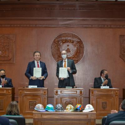 El Dr. Carlos Eduardo Barrera Díaz, Rector de la Universidad Autónoma del Estado de México y el Enrique Maza Cotero, Presidente de la Cámara de la Industria de la Construcción, Delegación Estado de México, firmaron un convenio general de colaboración para