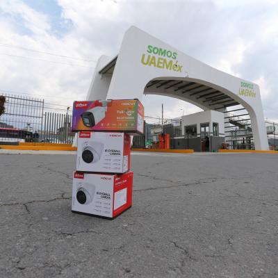 Toluca, México.- Instalación de cámaras de videovigilancia en la Facultad de Contaduría Unidad los Uribe. Junio de 2022. 