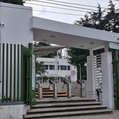 Toluca, México.- Instalación de cámaras de videovigilancia en el acceso de la Facultad de Humanidades. Junio de 2022. 