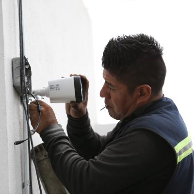 Toluca, México.- Instalación de cámaras de videovigilancia en el acceso de la Facultad de Humanidades. Junio de 2022. 