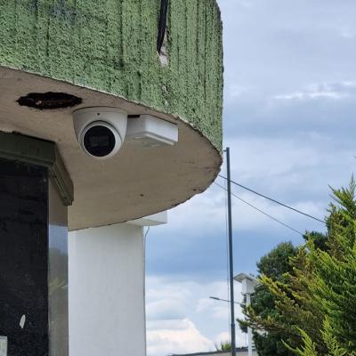 Toluca, México.- Instalación de cámaras de videovigilancia en el acceso de la Facultad de Ciencias de la Conducta. Junio de 2022. 
