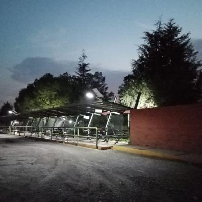 Toluca, México.- Instalación de luminarias el Cerrillo. Junio de 2022.