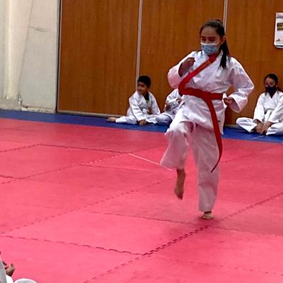 Alumna practicando Karate