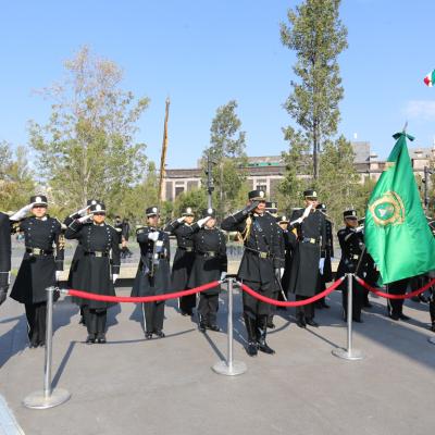 Contingente cívico y deportivo universitario en la Plaza de los Mártires