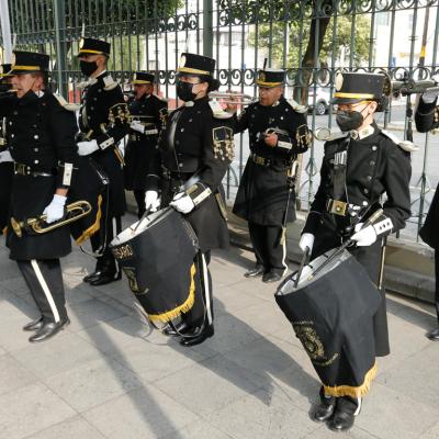 Contingente cívico y deportivo universitario en ceremonia 