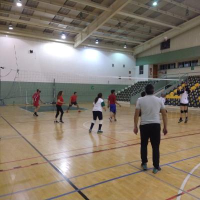 Personal académico y administrativo de la UAEMéx en cascarita de Voleibol de Sala  