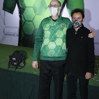 Presentación de la playera verde y oro