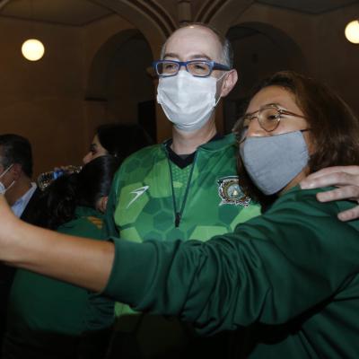 Presentación de la playera verde y oro