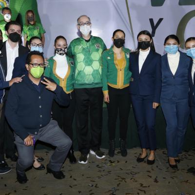 Presentación de la playera verde y oro