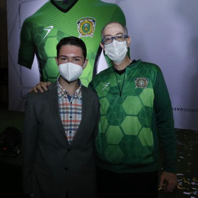 Presentación de la playera verde y oro