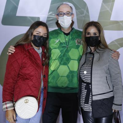 Presentación de la playera verde y oro