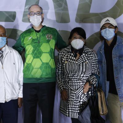 Presentación de la playera verde y oro