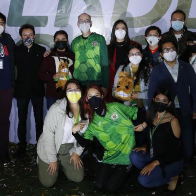 Presentación de la playera verde y oro