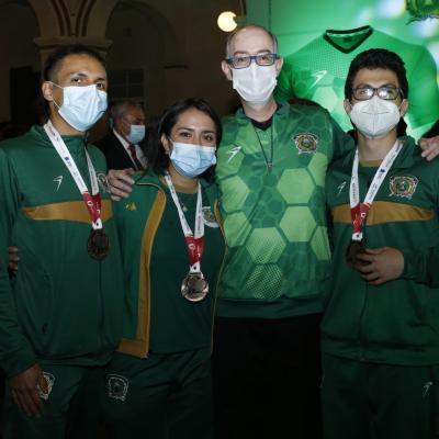 Presentación de la playera verde y oro