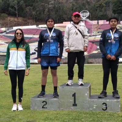 Personas en podio marzo 2023