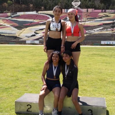 Mujeres en podio marzo 2023