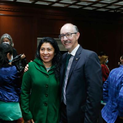 El rector de la Universidad Autónoma del Estado de México (UAEMéx), Carlos Eduardo Barrera Díaz, entregó implementos de trabajo en la Federación de Asociaciones Autónomas de Personal Académico de esta casa de estudios (FAAPAUAEM).